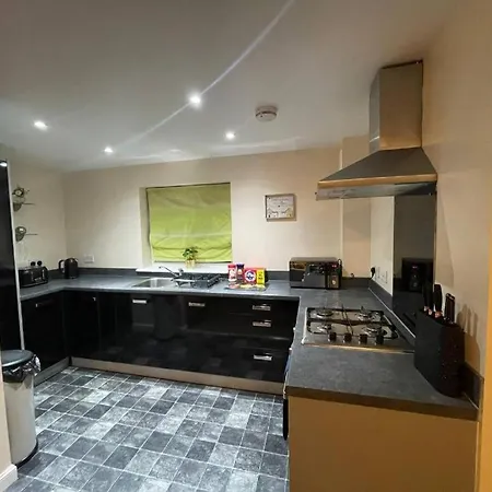 1 Double With Twin Beds In A 2 Bedroom Shared * Bristol