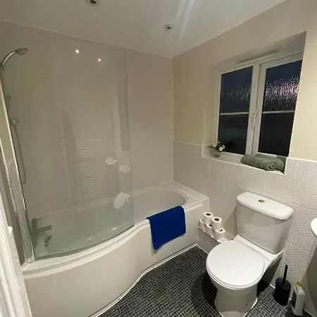 1 Double With Twin Beds In A 2 Bedroom Shared *