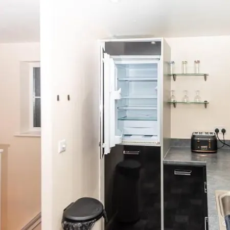 Appartement 1 Double With Twin Beds In A 2 Bedroom Shared *