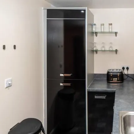 1 Double With Twin Beds In A 2 Bedroom Shared Bristol