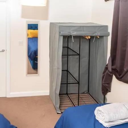 1 Double With Twin Beds In A 2 Bedroom Shared Bristol