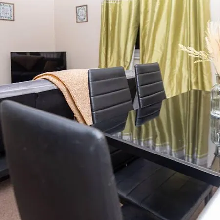 Apartman 1 Double With Twin Beds In A 2 Bedroom Shared Bristol