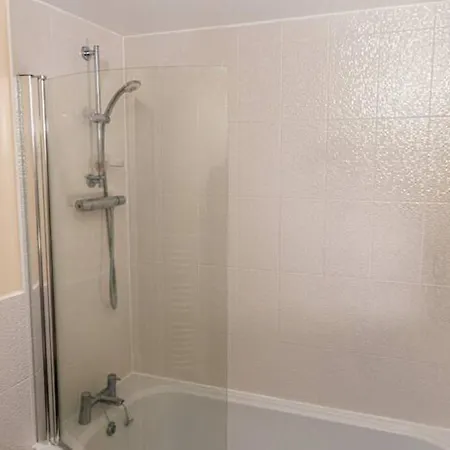 1 Double With Twin Beds In A 2 Bedroom Shared * Bristol