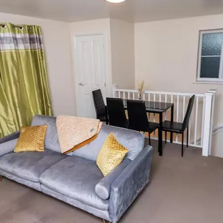 1 Double With Twin Beds In A 2 Bedroom Shared Apartman Bristol
