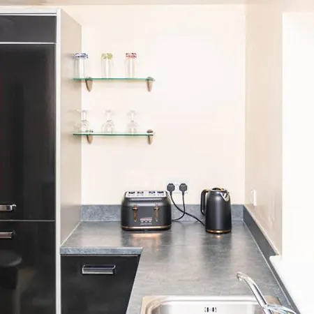 1 Double With Twin Beds In A 2 Bedroom Shared *