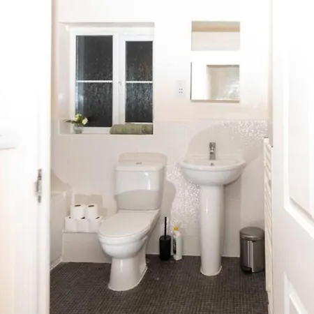 1 Double With Twin Beds In A 2 Bedroom Shared بريستول